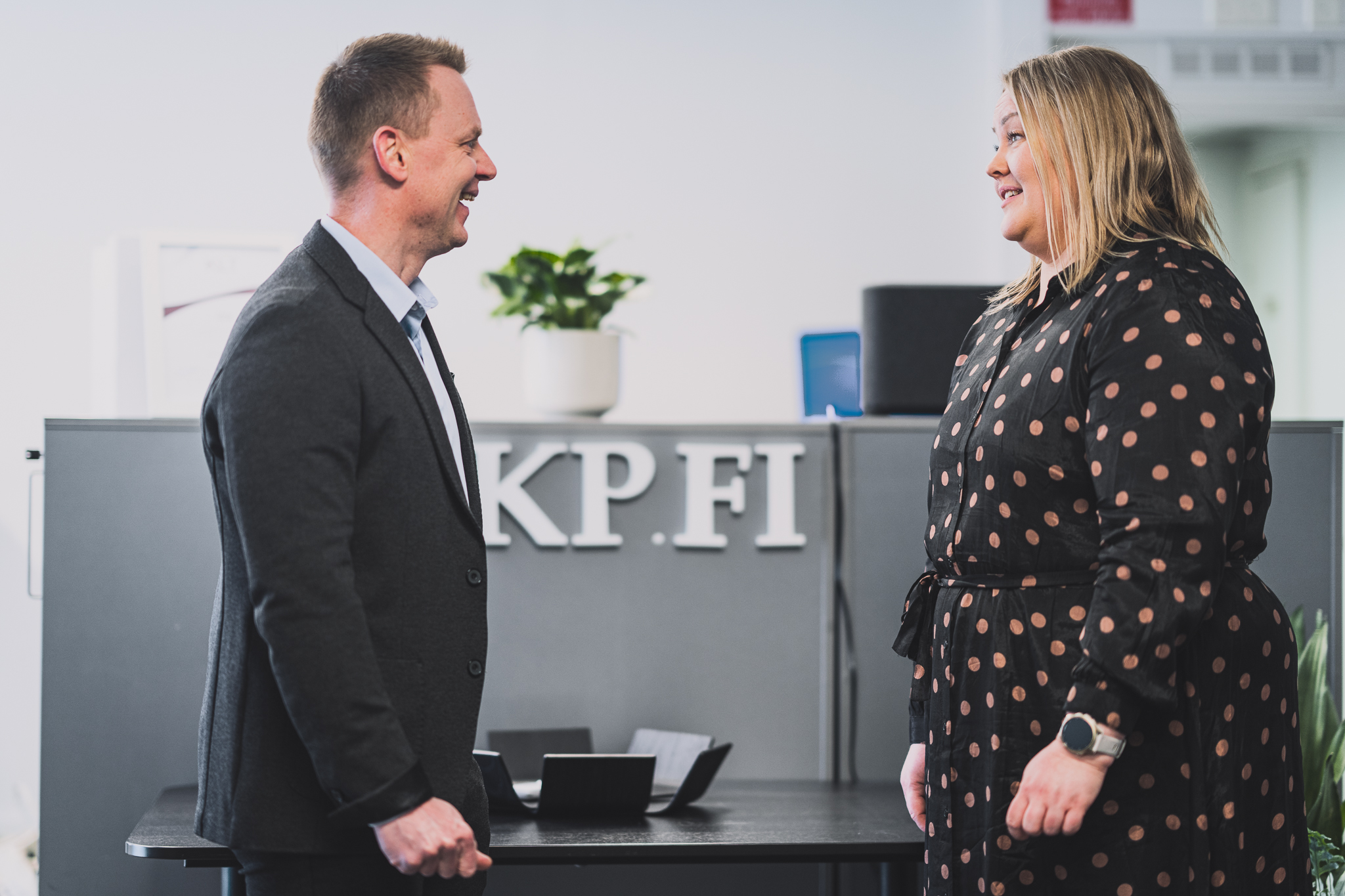 YKP tilitoimisto - kaksi asiantuntijaa keskustelemassa.