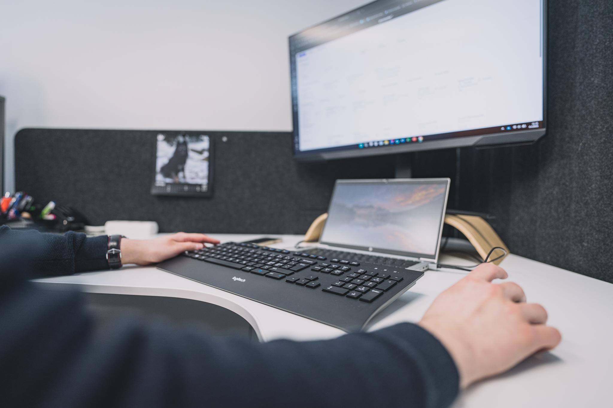 YKP tilitoimisto - asiantuntija ja tietokone.